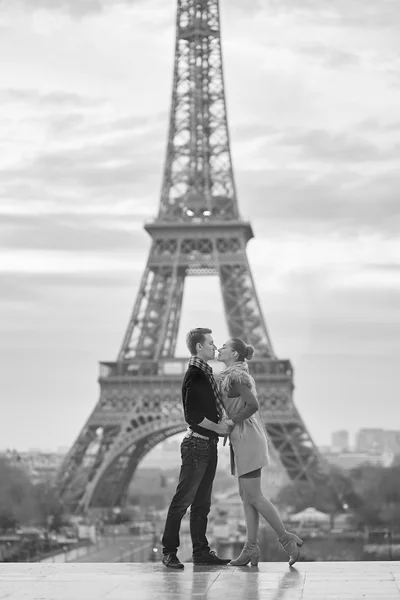 Jeune couple romantique près de la Tour Eiffel à Paris — Photo