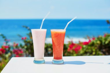 iki lezzetli taze meyve suları veya tropik tatil üzerinde smoothies