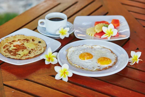 Delicious healthy breakfast on a tropical resort — Stock Photo, Image