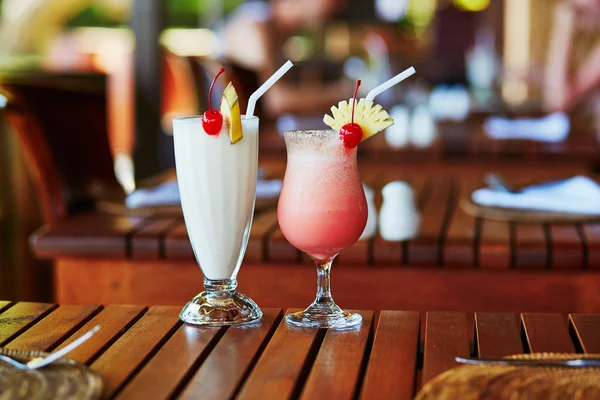 Jugos o batidos de frutas orgánicas frescas —  Fotos de Stock