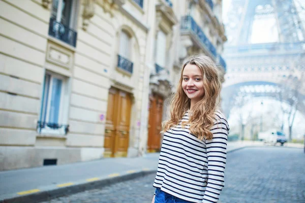 Dívka venku v blízkosti Eiffelovy věže v Paříži — Stock fotografie