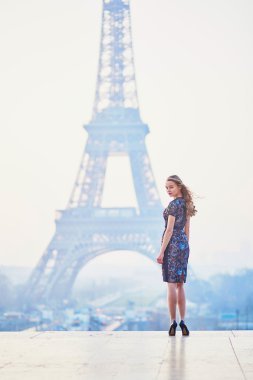 Sabah, Eyfel Kulesi yakınındaki Paris kadın