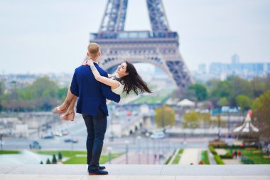 Paris'te mutlu Romantik Çift