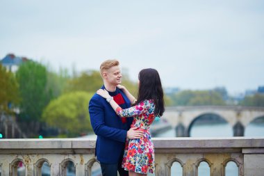 Paris'te mutlu Romantik Çift