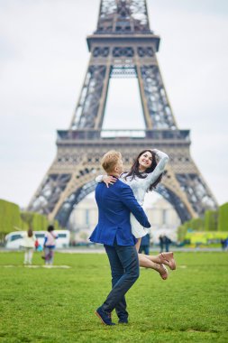 Paris'te mutlu Romantik Çift