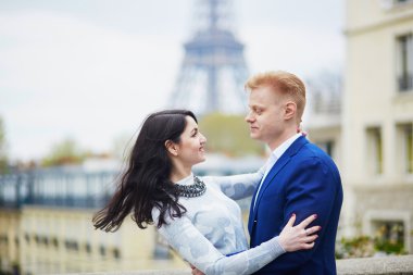 Paris'te mutlu Romantik Çift