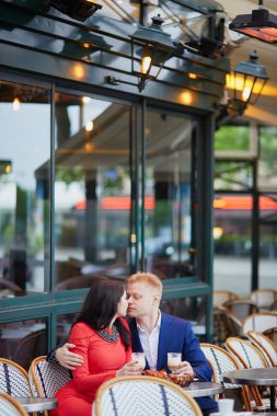 Paris'te mutlu Romantik Çift