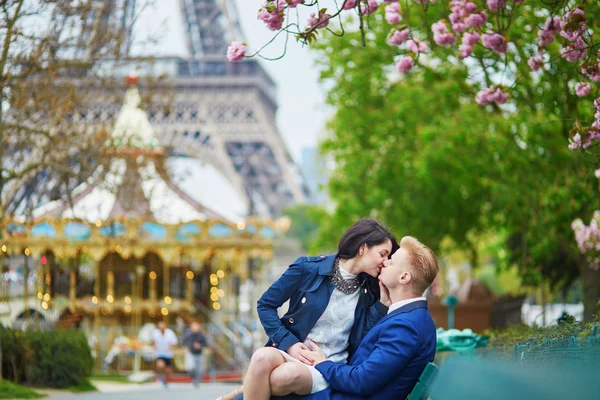 Pareja romántica feliz en París —  Fotos de Stock