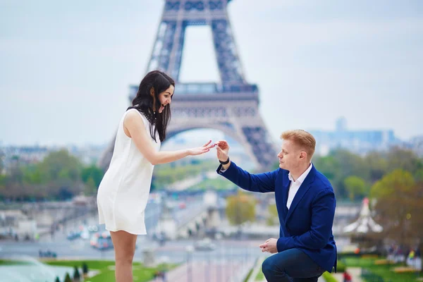 Щасливі романтична пара в Парижі — стокове фото