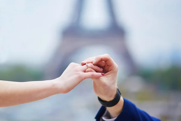 Feliz casal romântico em Paris — Fotografia de Stock