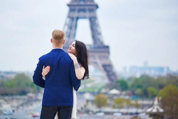 Pareja romántica feliz en París —  Fotos de Stock