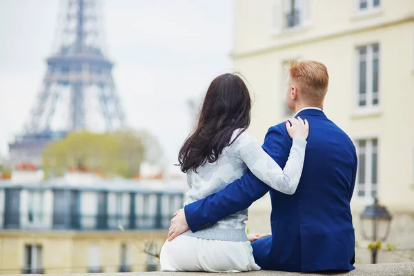 Glad romantiska par i paris — Stockfoto