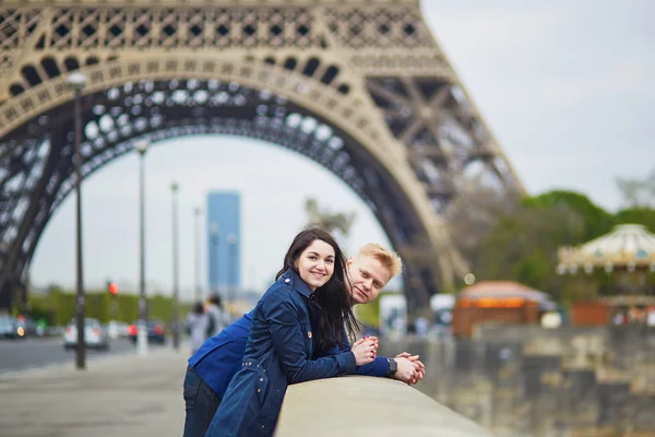 Šťastný romantický pár v Paříži — Stock fotografie