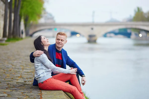 Šťastný romantický pár v Paříži — Stock fotografie