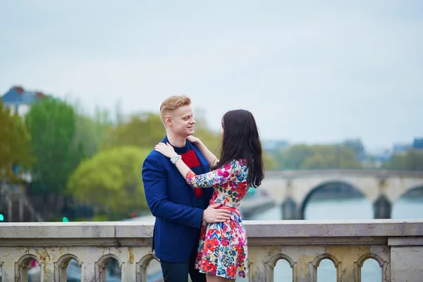 Feliz casal romântico em Paris — Fotografia de Stock