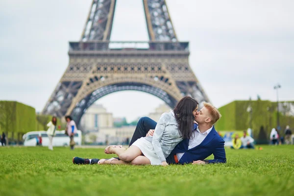 Szczęśliwa para romantyczny w Paryżu — Zdjęcie stockowe