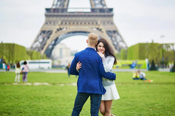 Šťastný romantický pár v Paříži — Stock fotografie