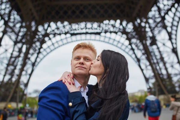 Glückliches romantisches Paar in Paris — Stockfoto