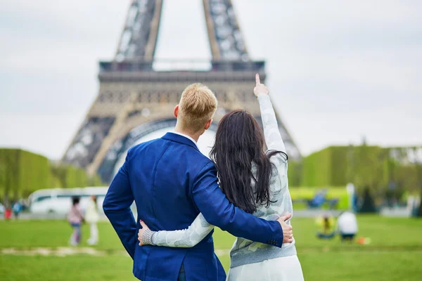 Feliz casal romântico em Paris — Fotografia de Stock