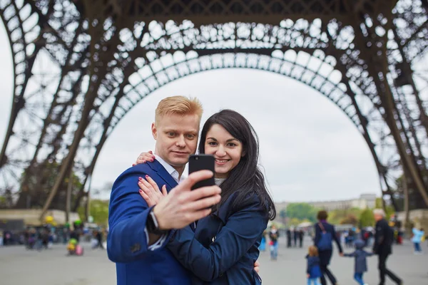 Glückliches romantisches Paar in Paris — Stockfoto