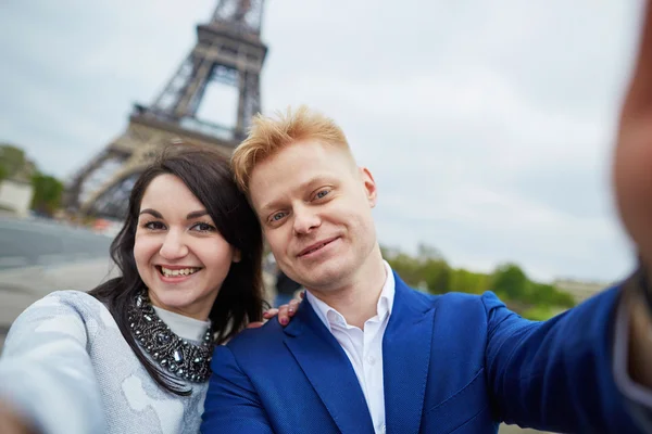 Ευτυχισμένο ζευγάρι ρομαντικό στο Παρίσι — Φωτογραφία Αρχείου