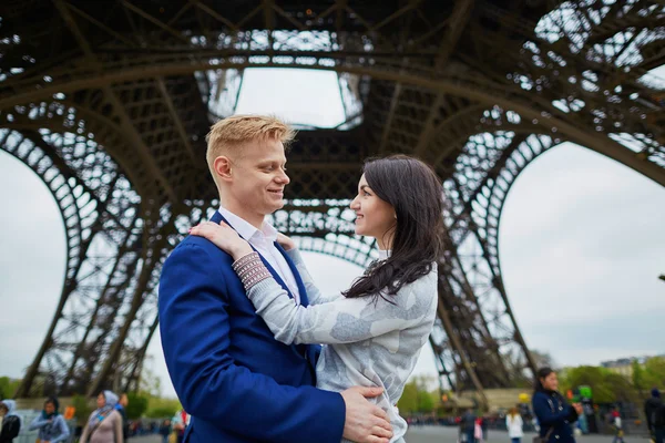 Feliz casal romântico em Paris — Fotografia de Stock