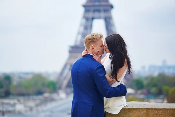 Šťastný romantický pár v Paříži — Stock fotografie