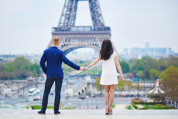 Ευτυχισμένο ζευγάρι ρομαντικό στο Παρίσι — Φωτογραφία Αρχείου