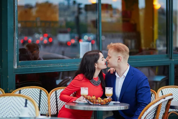 Gelukkige romantisch paar in Parijs — Stockfoto