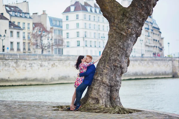 Paris'te mutlu Romantik Çift — Stok fotoğraf