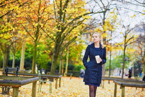 Молодая женщина в Люксембургском саду Парижа осенью — стоковое фото