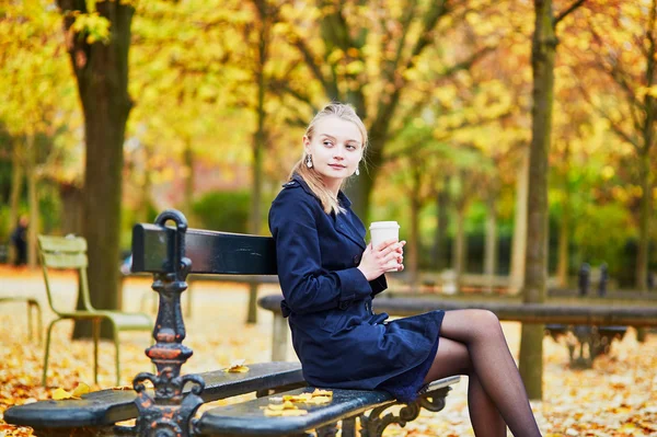 Mujer joven en el jardín luxemburgués de París en un día de otoño — Foto de Stock