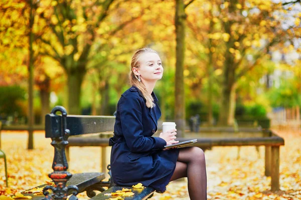 Mujer joven en el jardín luxemburgués de París en un día de otoño —  Fotos de Stock