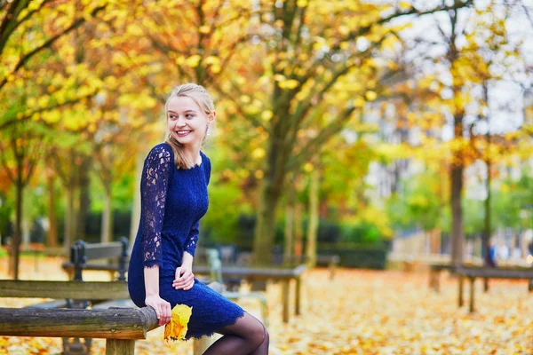 Vacker ung kvinna i Luxembourg trädgården i Paris på en höst dag — Stockfoto