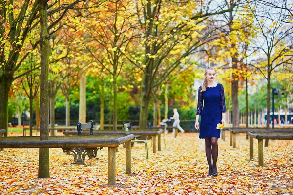 Mulher bonita no jardim luxemburguês de Paris em um dia de outono — Fotografia de Stock