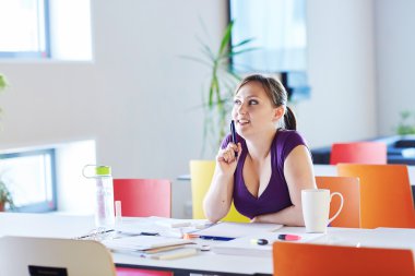 Güzel genç öğrenci kitaplığı ya da sınıf eğitim