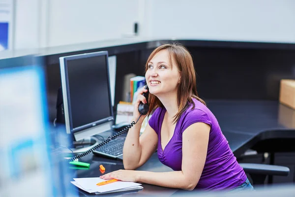 Vacker ung receptionist på jobbet — Stockfoto