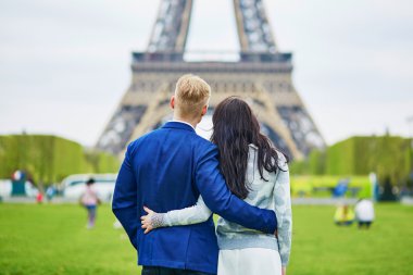 Romantik Çift Paris'te Eyfel Kulesinin yakınında