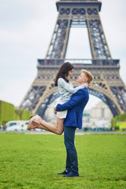 Romantik Çift Paris'te Eyfel Kulesinin yakınında