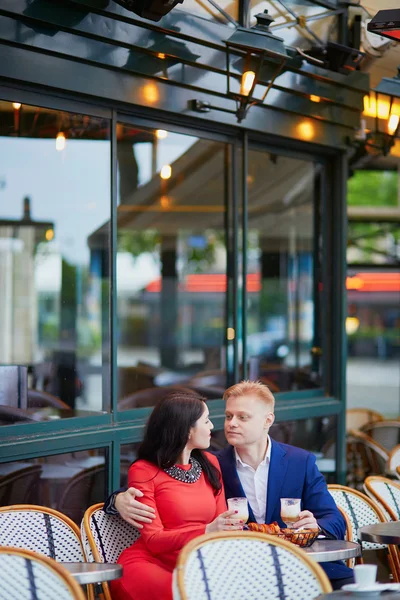 Coppia romantica a Parigi in caffè — Foto Stock