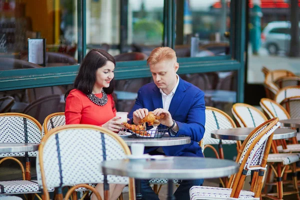 Paris'te kafede romantik çift — Stok fotoğraf