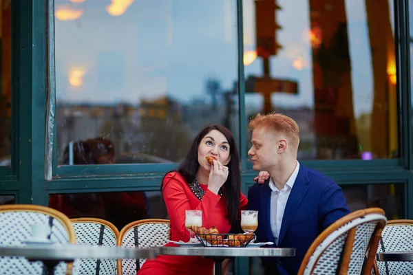 Casal romântico em Paris no café — Fotografia de Stock