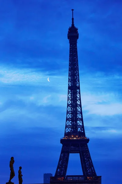 프랑스 파리의 이른 아침에 에펠탑과 몇 개의 동상 — 스톡 사진