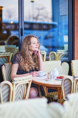 Kafede güzel Paris kadın