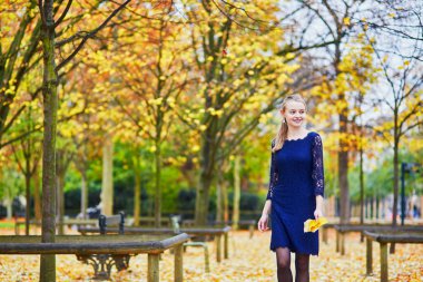 Bir sonbahar günü Paris Lüksemburg Bahçe güzel genç kadın