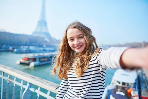 Giovane ragazza prendendo selfie vicino alla torre Eiffel — Foto Stock