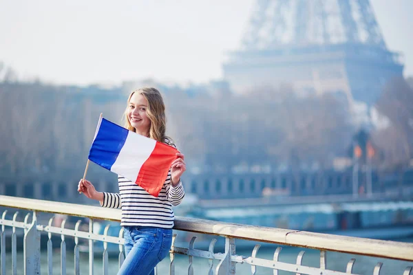 Красивая молодая девушка с французским флагом — стоковое фото