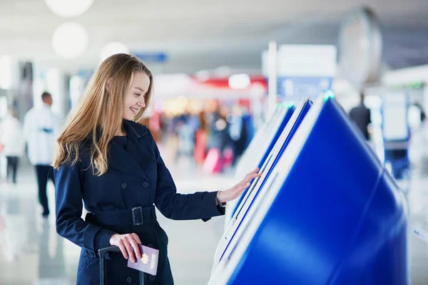 Unga kvinnliga resenär i internationella flygplats — Stockfoto