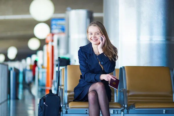 Jóvenes viajeras en aeropuerto internacional — Foto de Stock