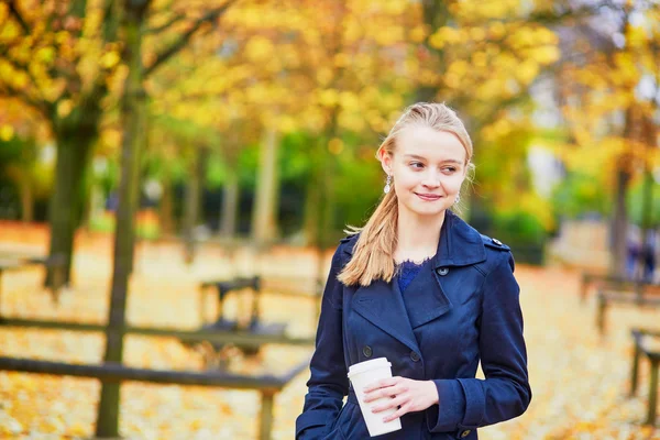 Mujer joven en el jardín luxemburgués de París en un día de otoño —  Fotos de Stock